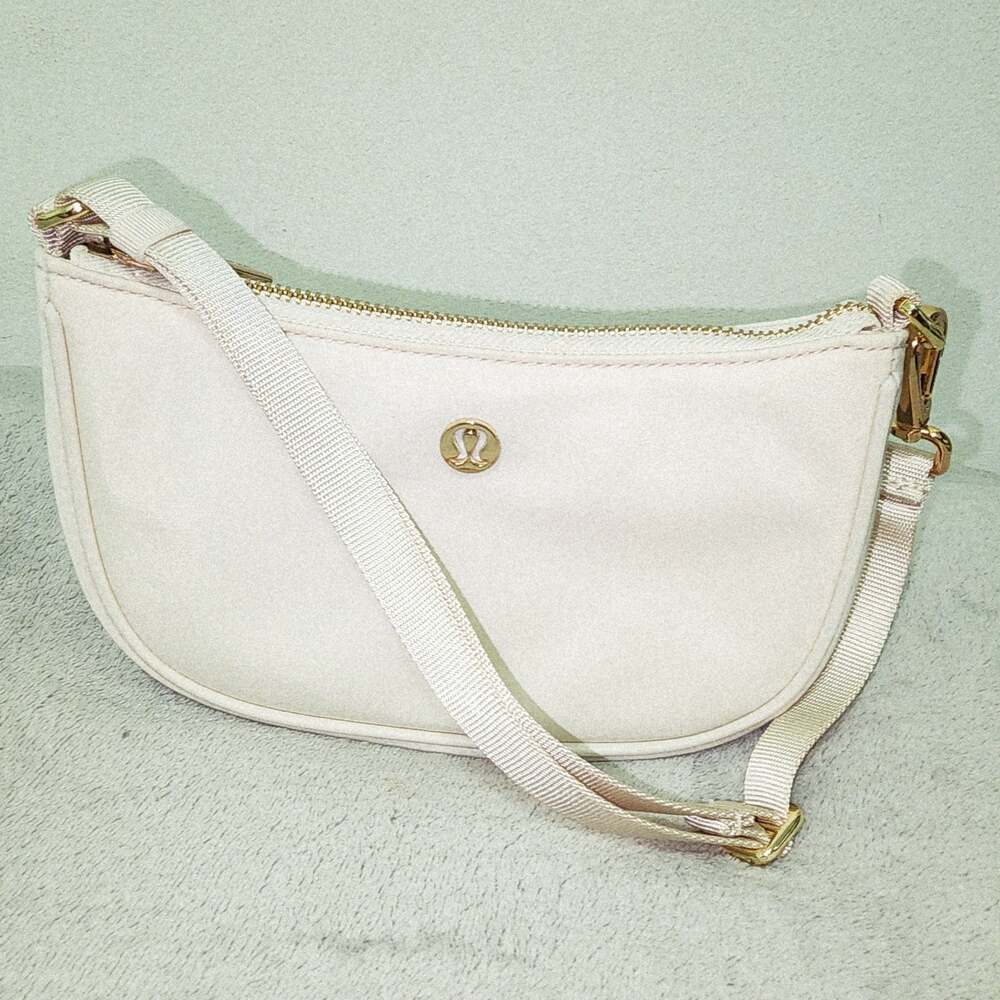 Lululemon City Essentials Mini Shoulder Bag 1L - Picture 3 of 10